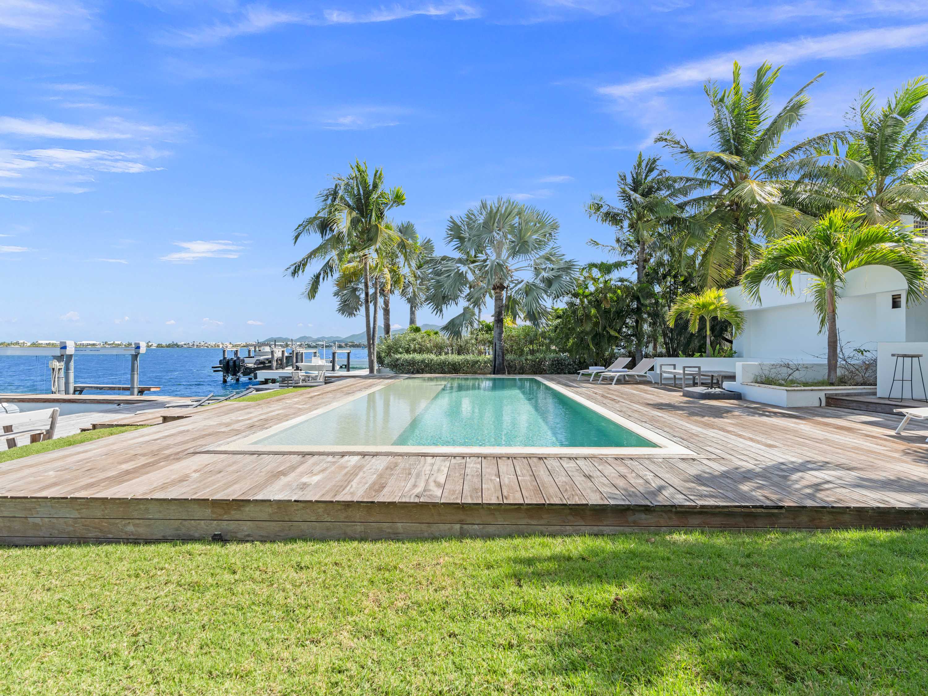 Abracadabra Estate, Beachfront Aqua Marina Villa with Private Pool and Boat Slip