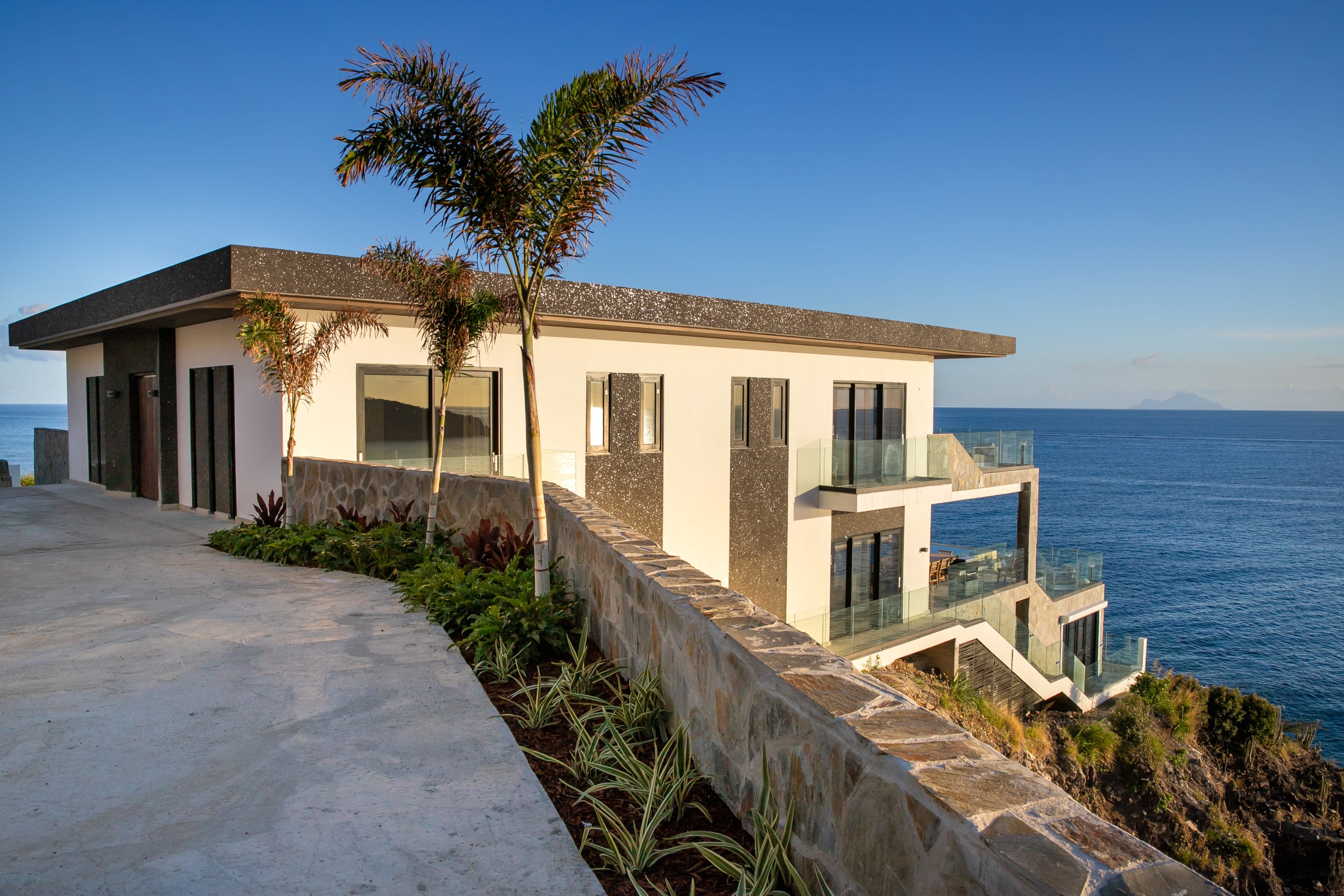 Villa Aqua Vista, a Six Bedroom Beachfront Villa in Indigo Bay Gallery 2