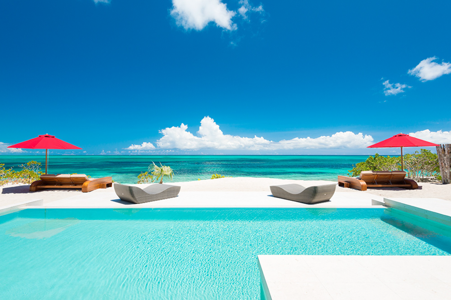 Beach Kandi, Grace Bay Beachfront Villa with Infinity Pool and Two King Suites Gallery 2