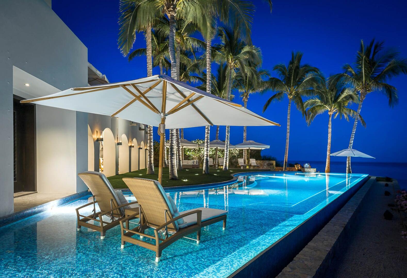 Casa Oliver, A Grand Beachfront Hacienda in Fundadores