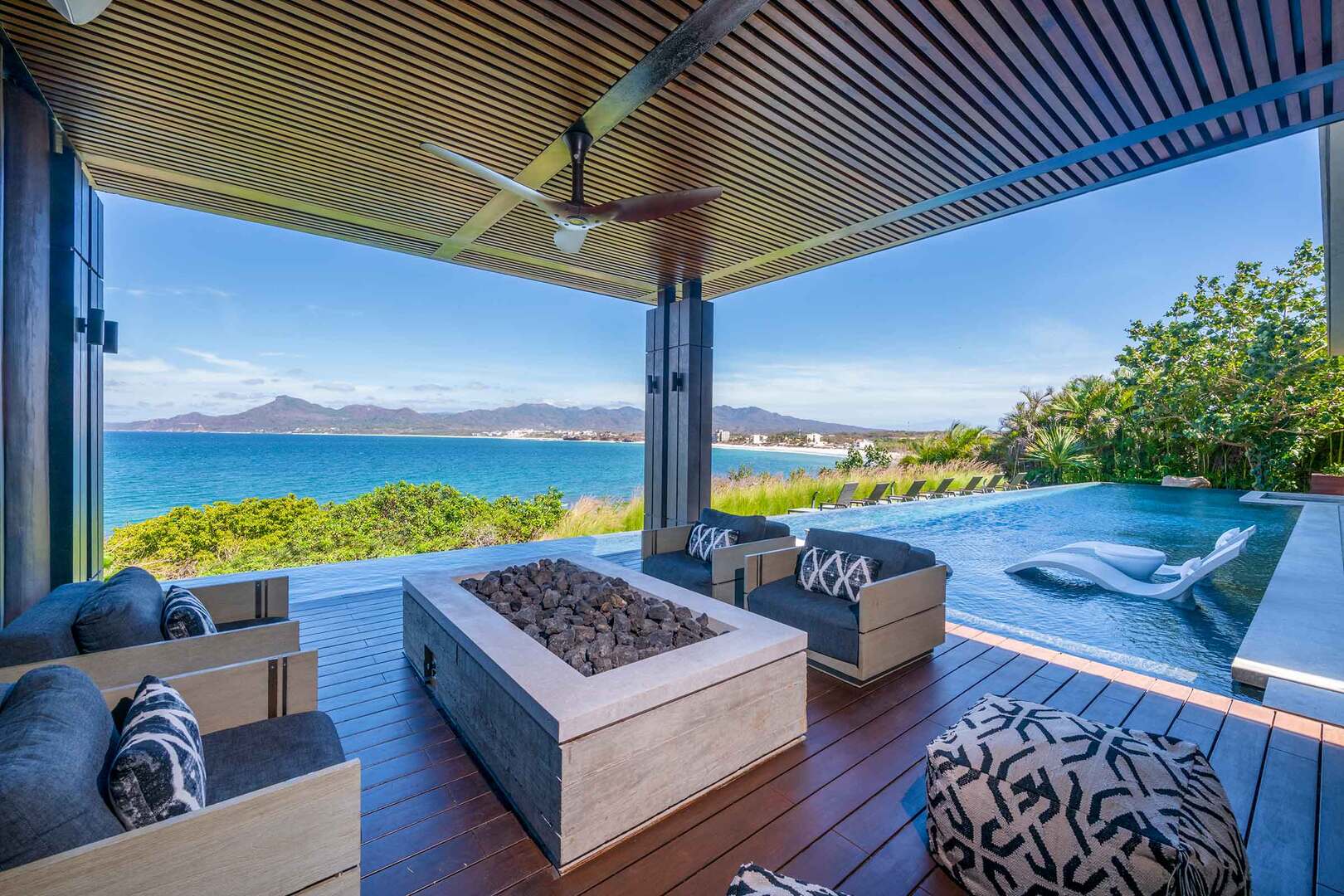 Casa Todo Bien, Beachfront Kupuri Villa with Chef and Pacific Views