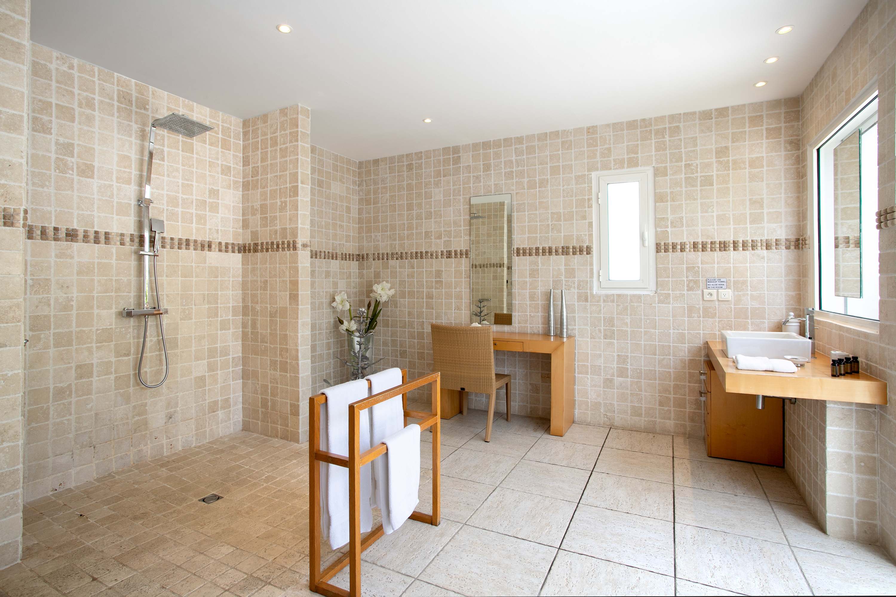 Villa Encore in Terres Basses, Six Ensuite Bedrooms with Heated Pool and Ocean Views - Photo 43