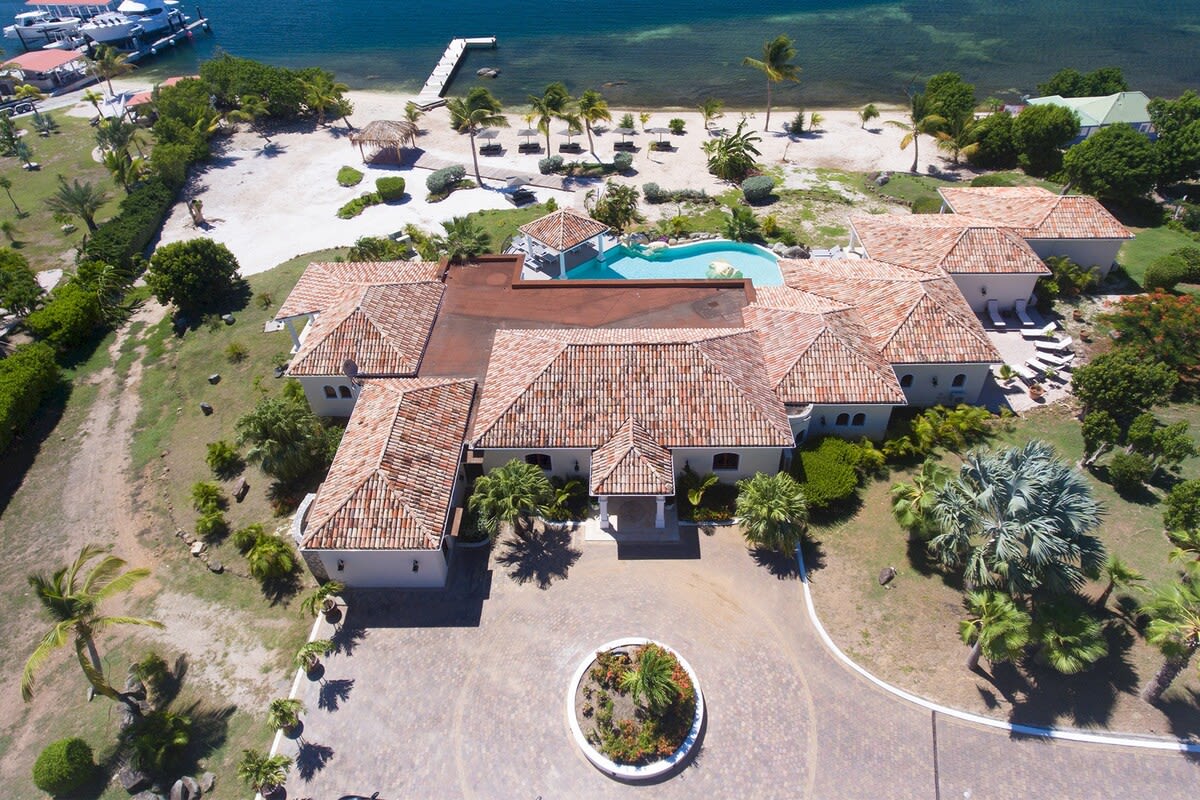 La Salamandre, a Six-Bedroom Lagoonfront Villa in Terres Basses - Photo 10