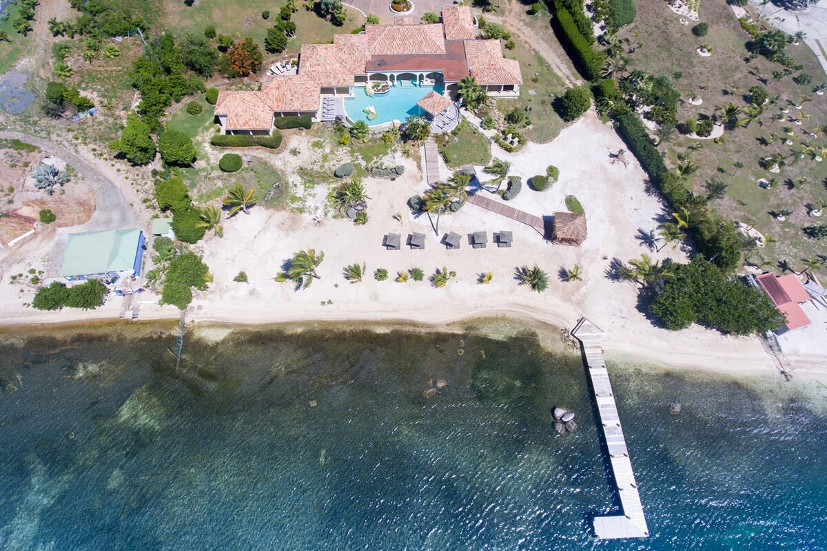 La Salamandre, a Six-Bedroom Lagoonfront Villa in Terres Basses Gallery 3