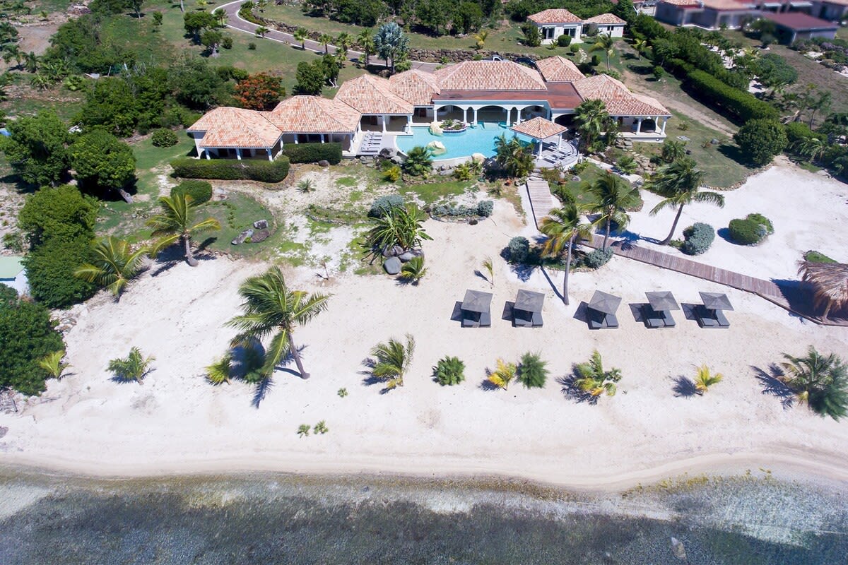 La Salamandre, a Six-Bedroom Lagoonfront Villa in Terres Basses - Photo 5