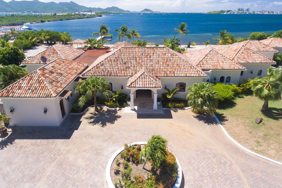 La Salamandre, a Six-Bedroom Lagoonfront Villa in Terres Basses - Photo 9