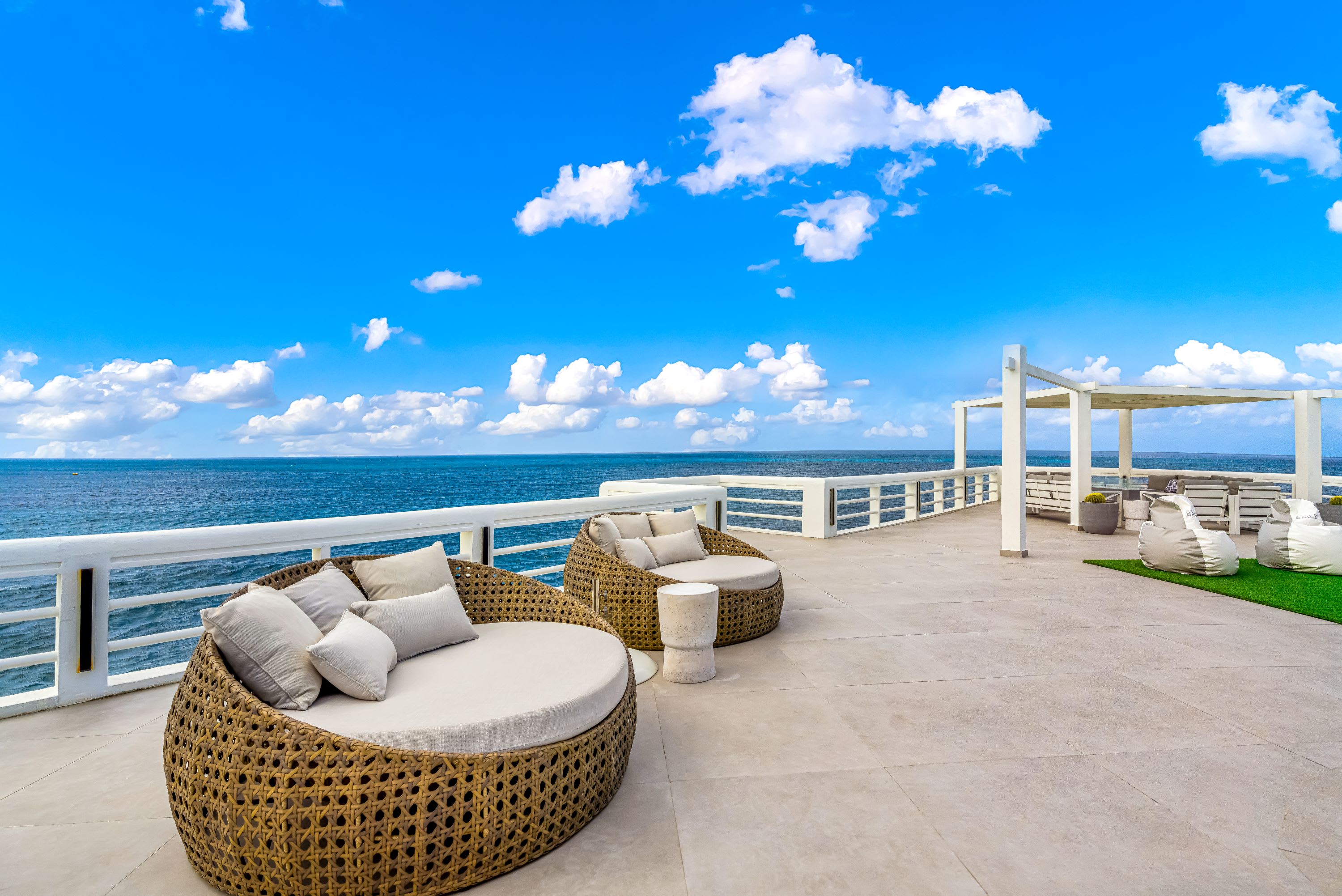 La Villa Salee, Beachfront Six Bedroom Villa on St Maarten’s Pelican Peninsula Gallery 1