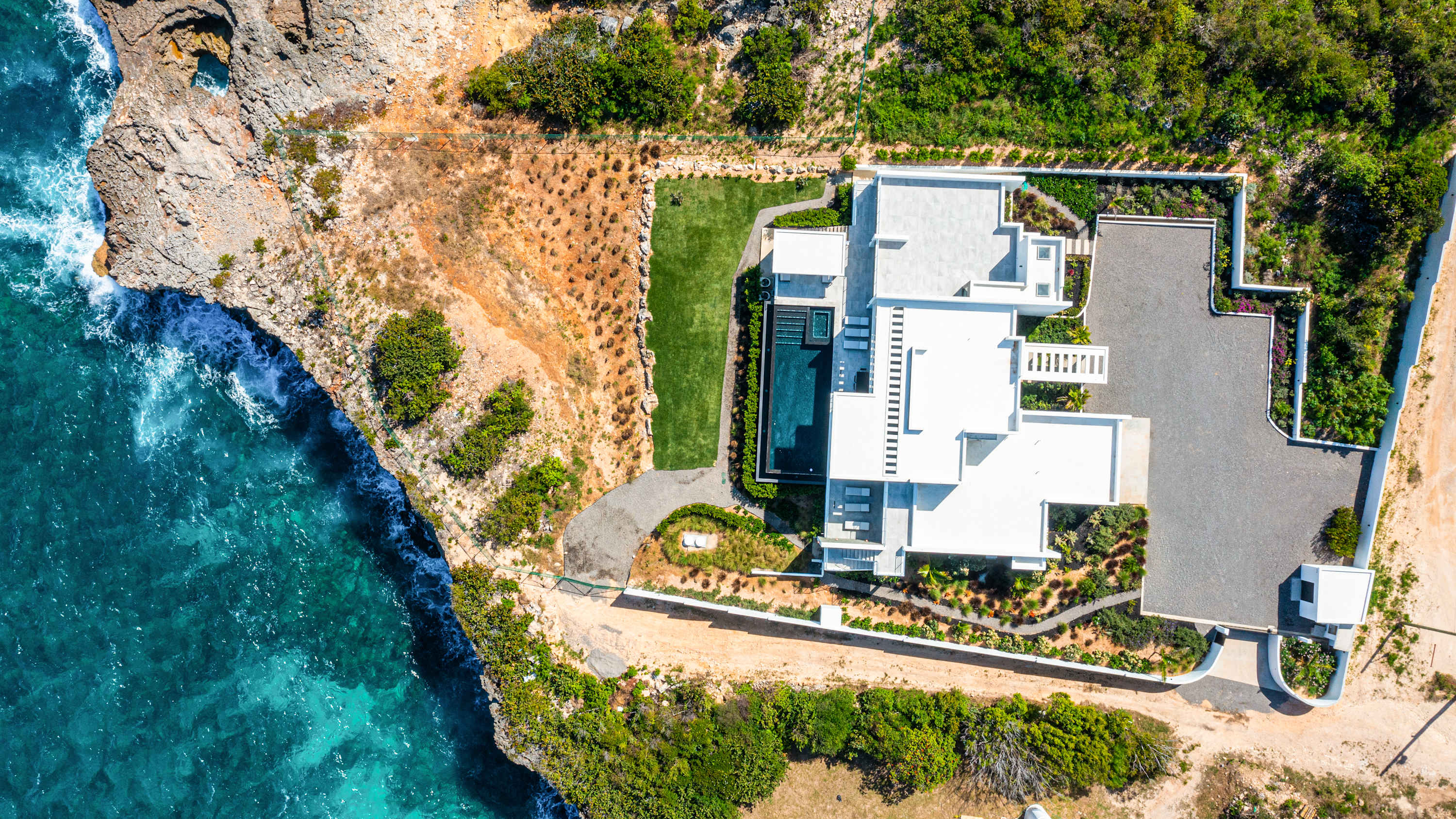 Le Rêve Bleu, a Beachfront Black Garden Villa with Pool, Jacuzzi and Four Ensuite Bedrooms Gallery 3