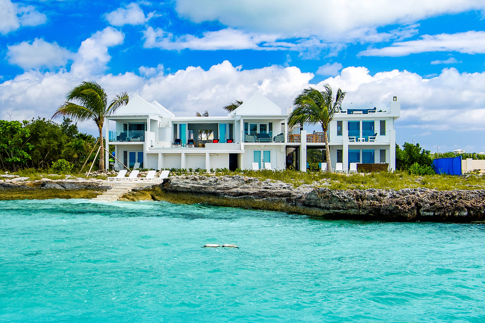 Luna Sea, Renovated Oceanfront Villa in Turtle Tail