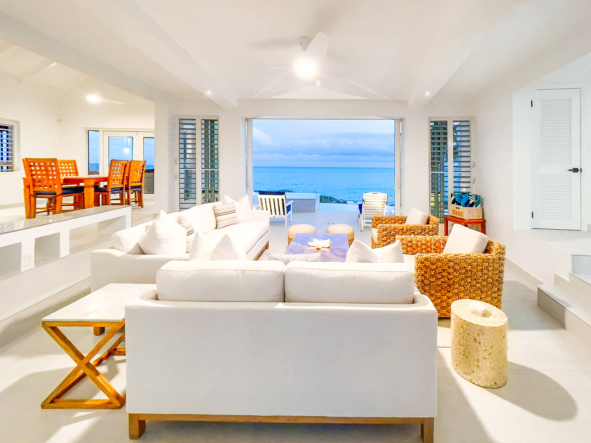 Luna Sea, Renovated Oceanfront Villa in Turtle Tail - Photo 10
