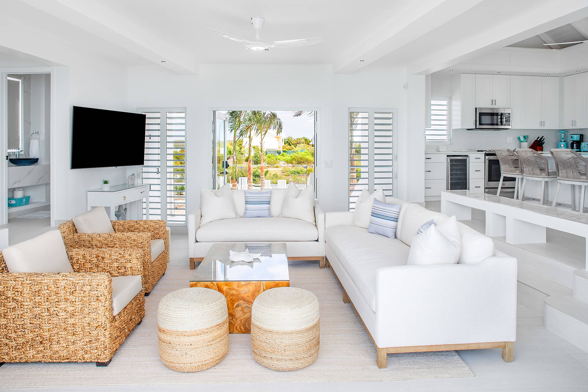 Luna Sea, Renovated Oceanfront Villa in Turtle Tail - Photo 11