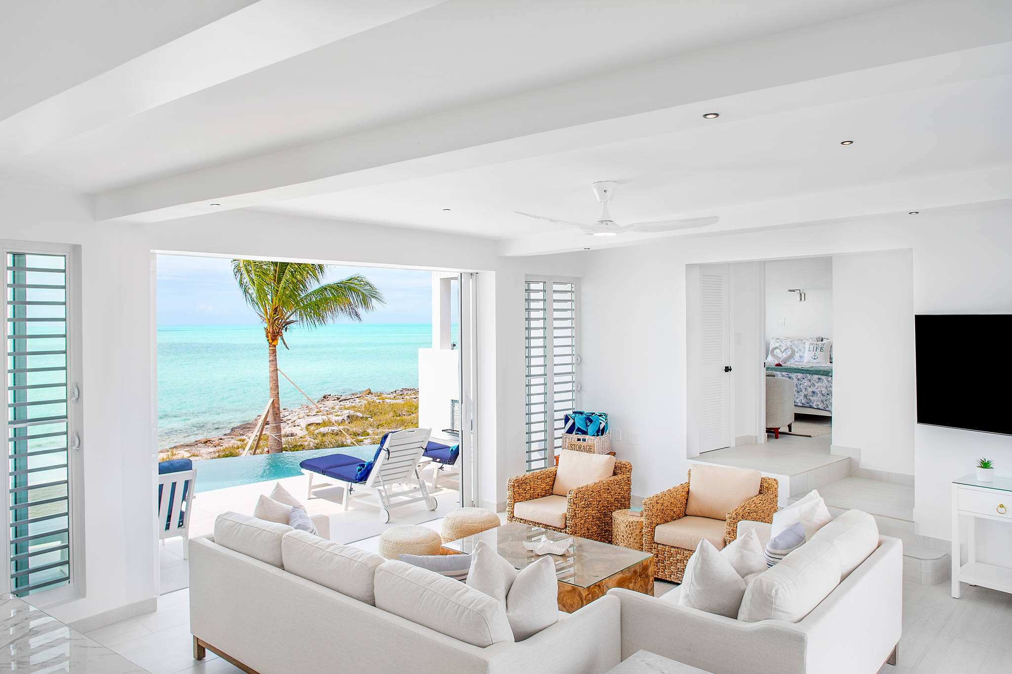 Luna Sea, Renovated Oceanfront Villa in Turtle Tail - Photo 12