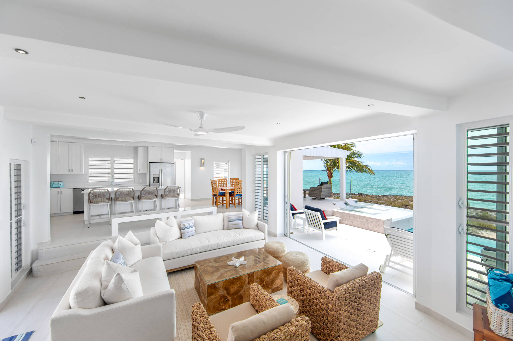 Luna Sea, Renovated Oceanfront Villa in Turtle Tail - Photo 13