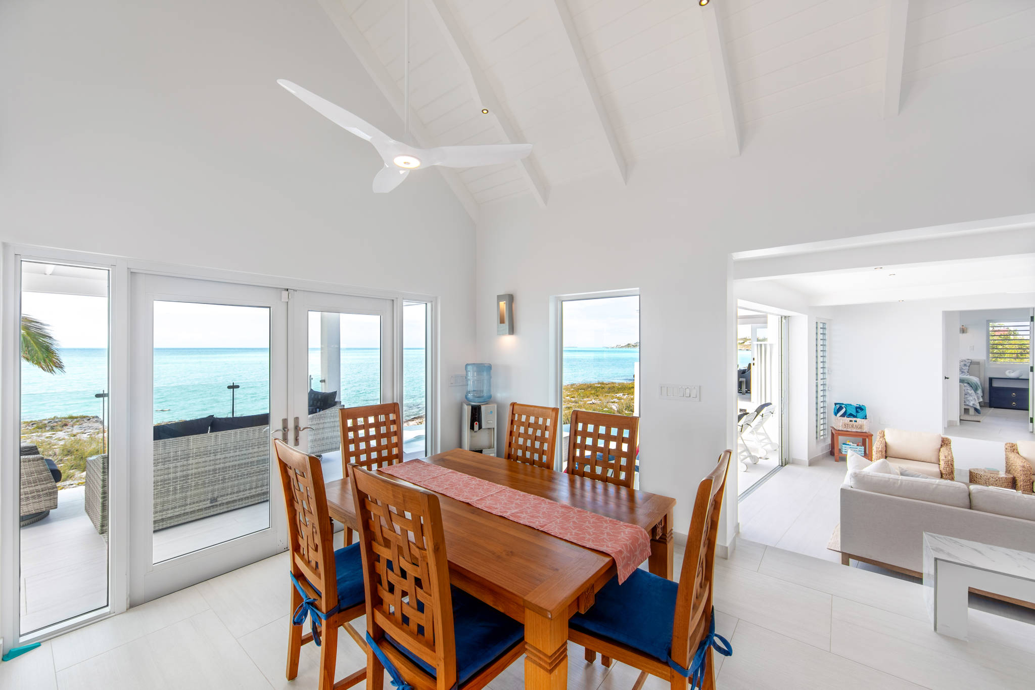 Luna Sea, Renovated Oceanfront Villa in Turtle Tail - Photo 14