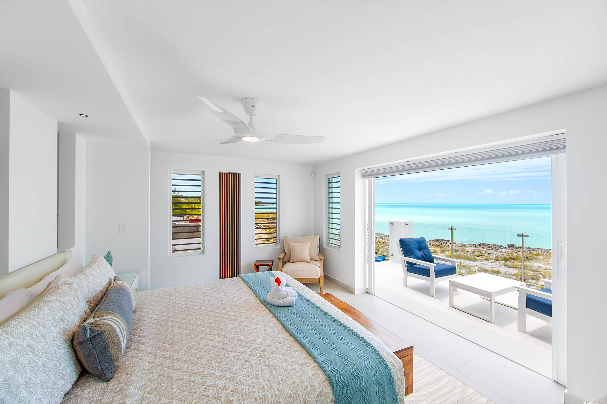 Luna Sea, Renovated Oceanfront Villa in Turtle Tail - Photo 15