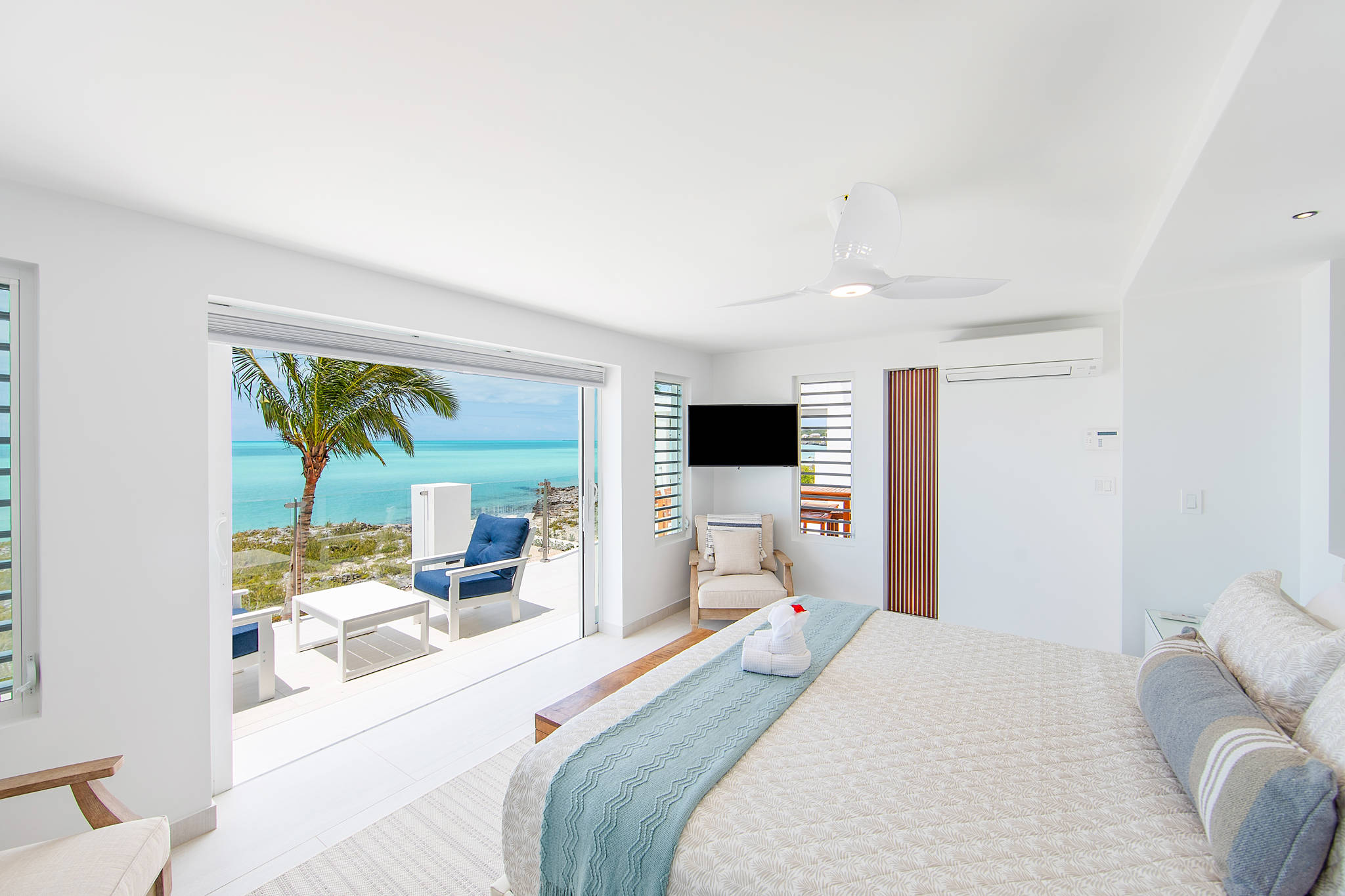 Luna Sea, Renovated Oceanfront Villa in Turtle Tail - Photo 16