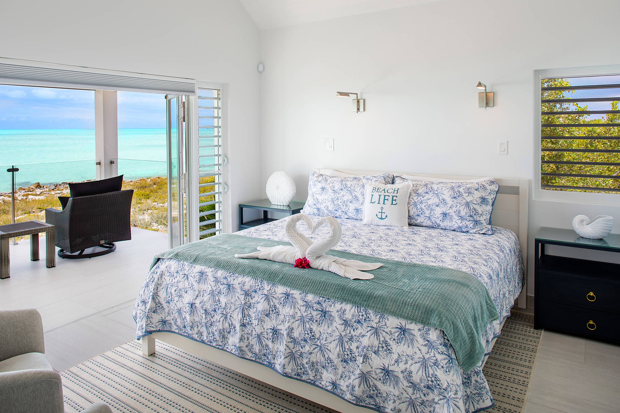 Luna Sea, Renovated Oceanfront Villa in Turtle Tail - Photo 17