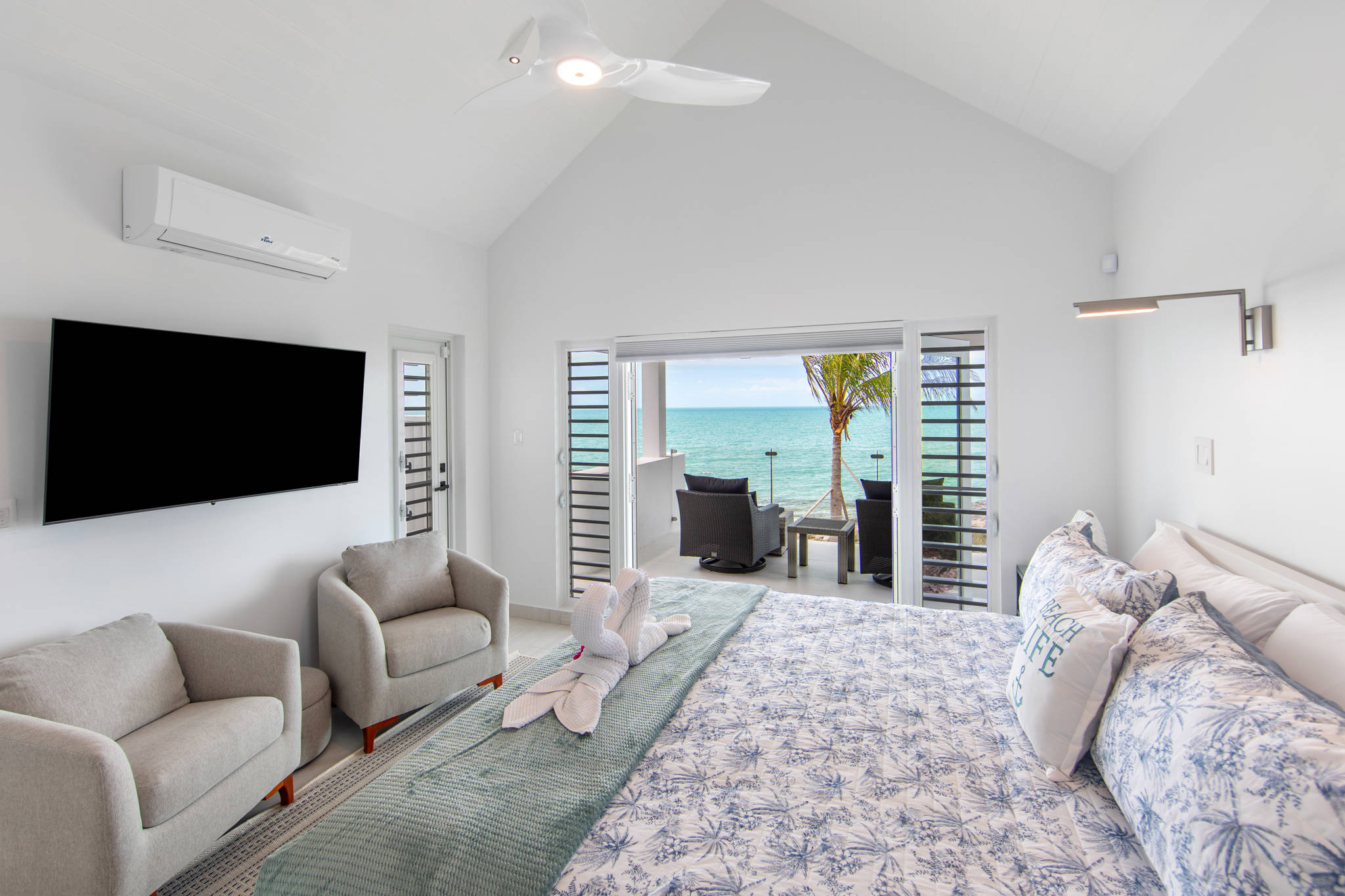 Luna Sea, Renovated Oceanfront Villa in Turtle Tail - Photo 18