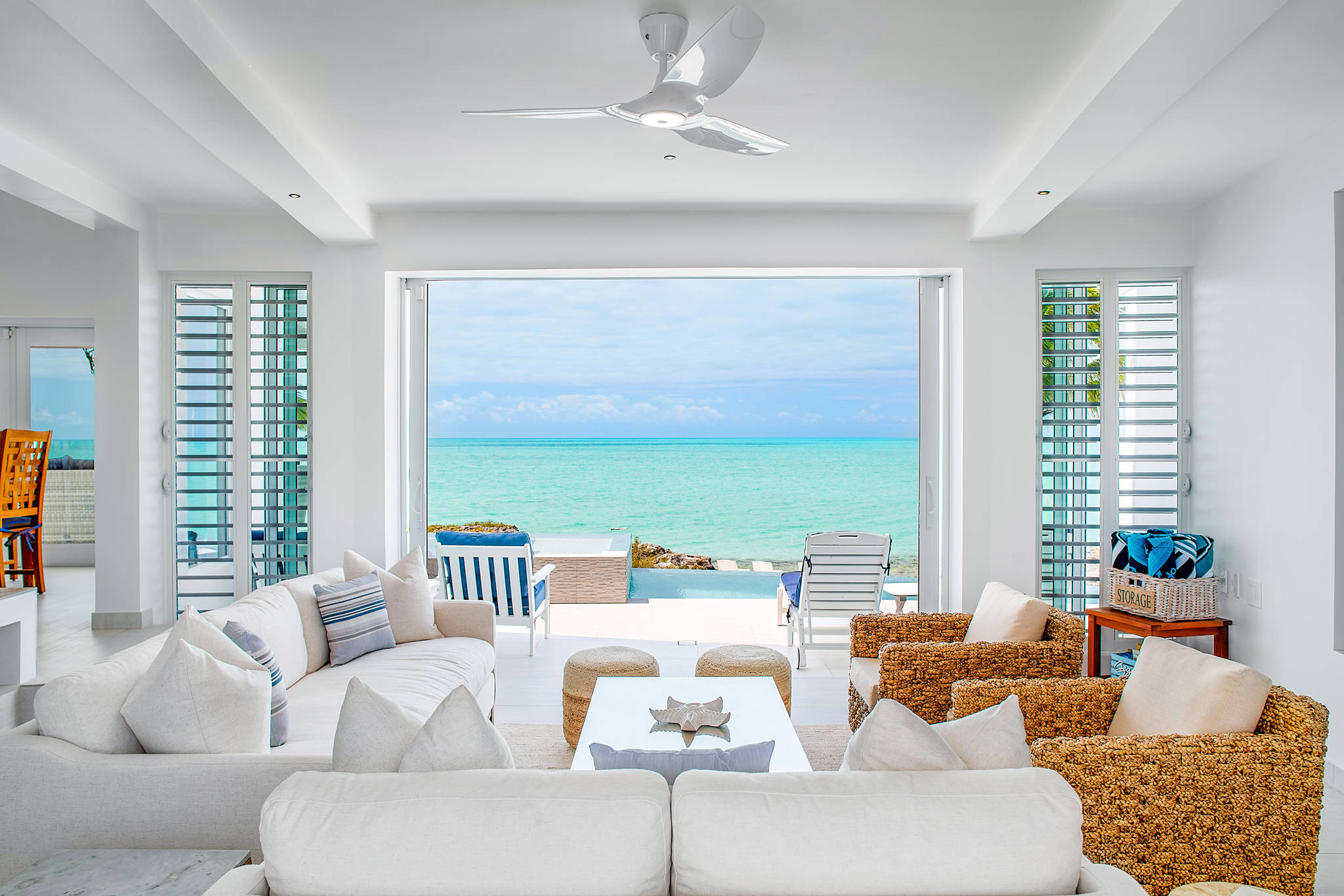 Luna Sea, Renovated Oceanfront Villa in Turtle Tail Gallery 1
