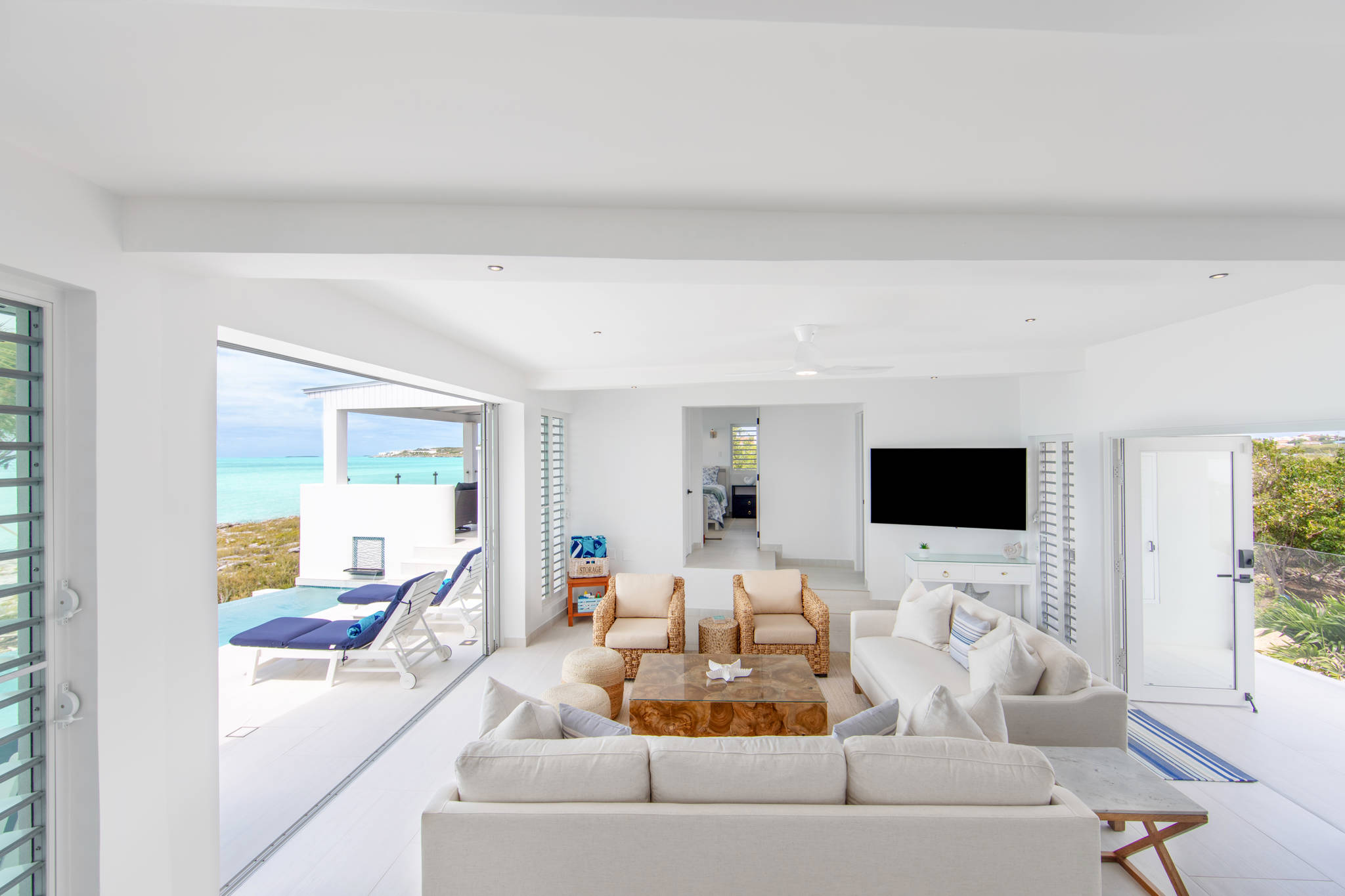 Luna Sea, Renovated Oceanfront Villa in Turtle Tail - Photo 28
