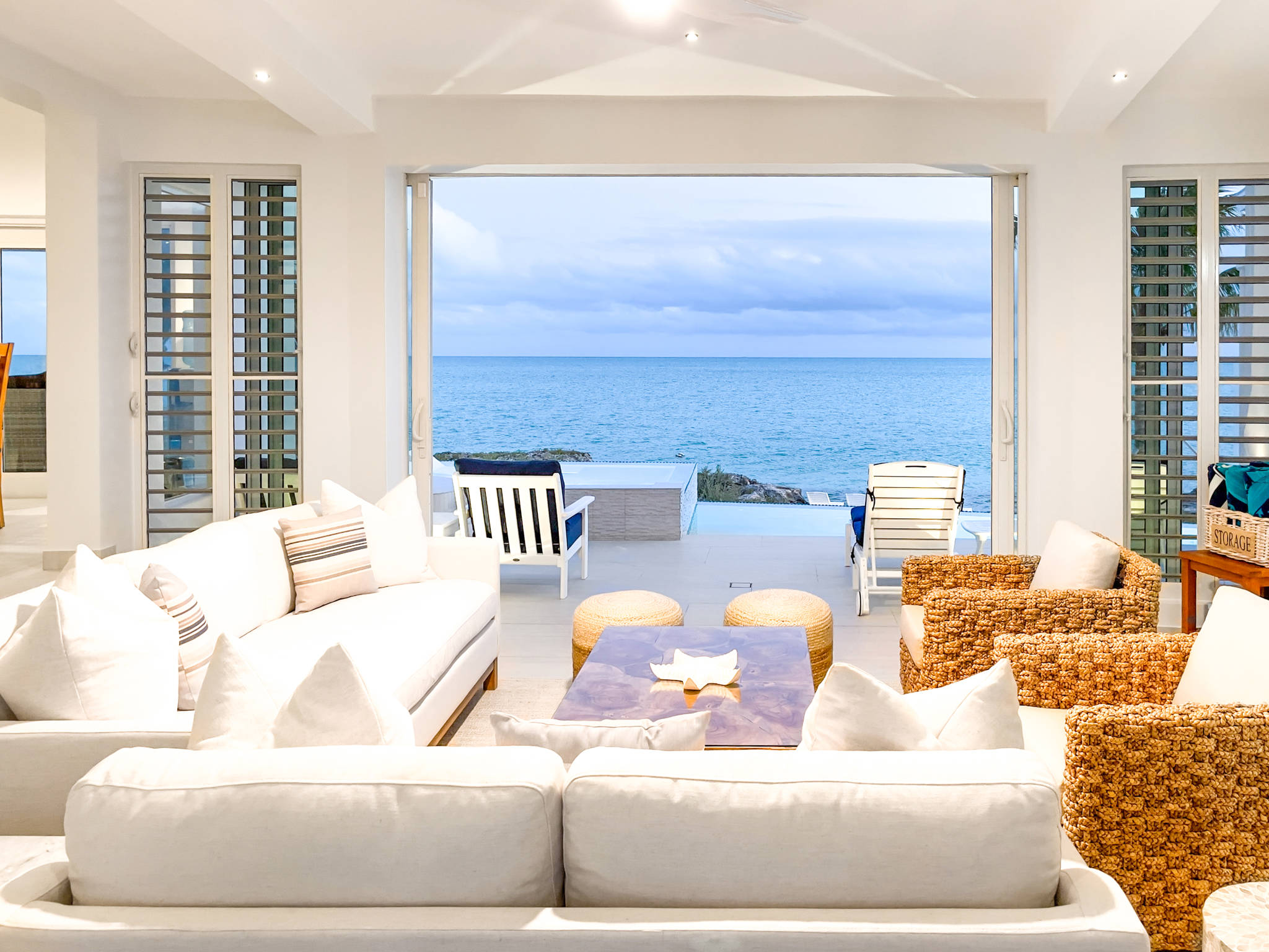 Luna Sea, Renovated Oceanfront Villa in Turtle Tail Gallery 2