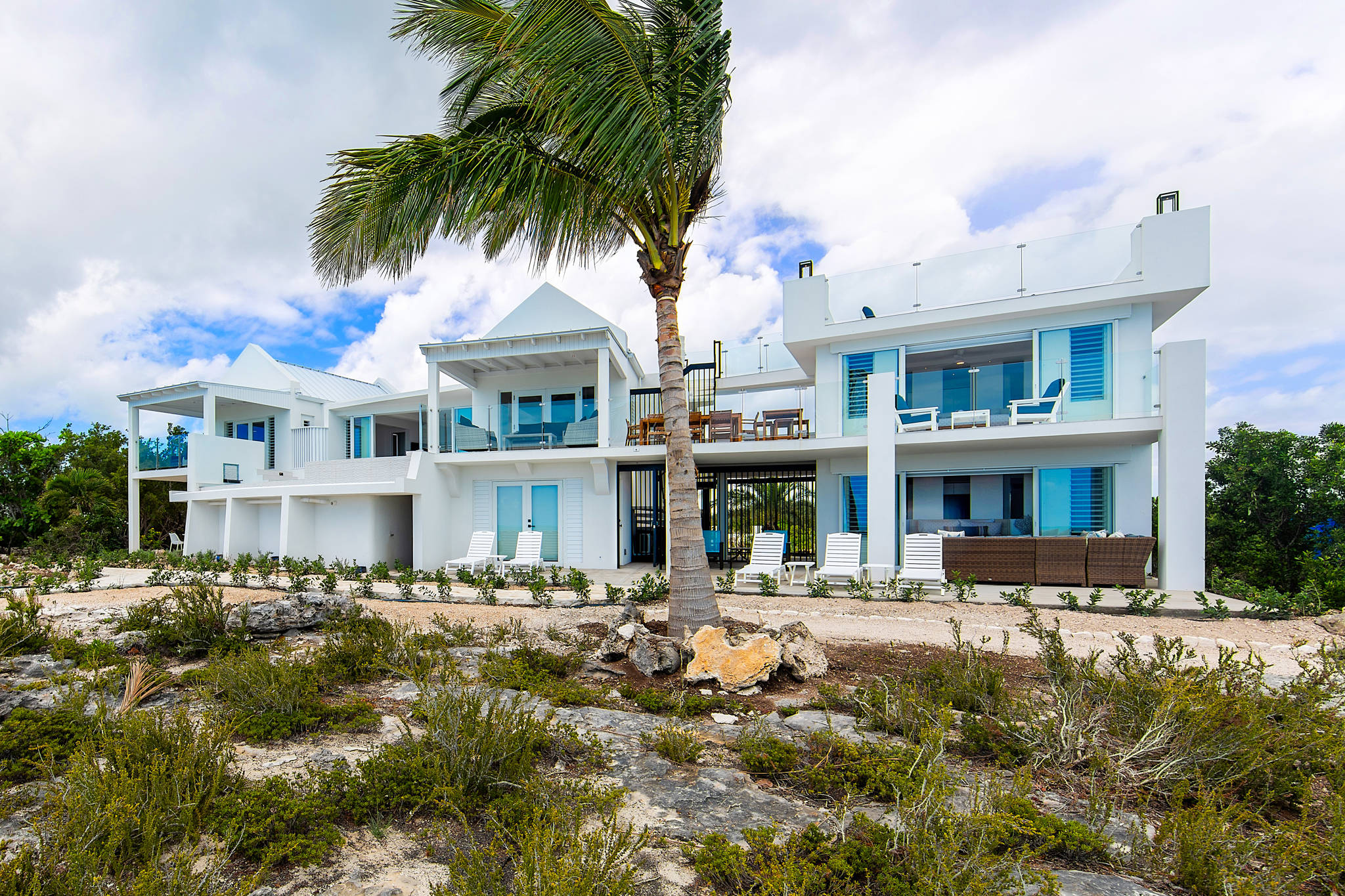 Luna Sea, Renovated Oceanfront Villa in Turtle Tail - Photo 31