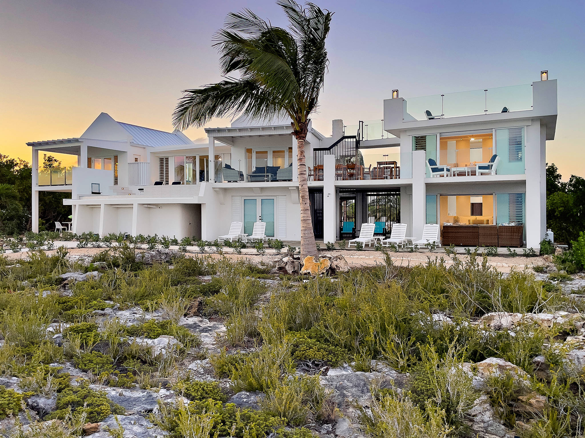 Luna Sea, Renovated Oceanfront Villa in Turtle Tail - Photo 32