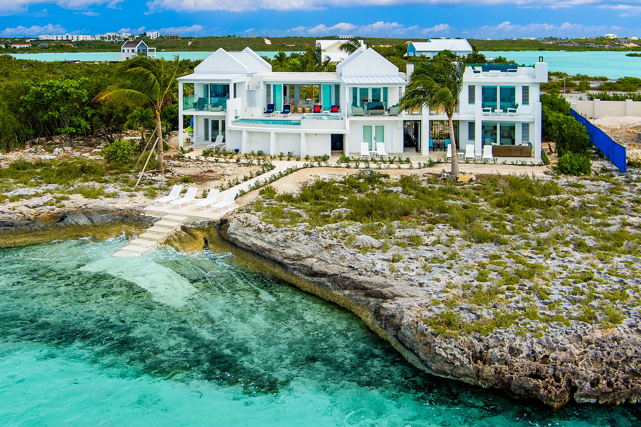 Luna Sea, Renovated Oceanfront Villa in Turtle Tail - Photo 33