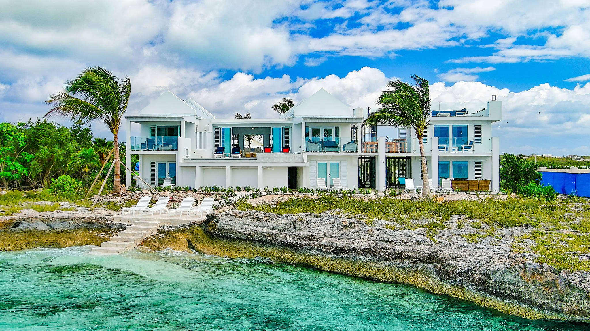 Luna Sea, Renovated Oceanfront Villa in Turtle Tail Gallery 3
