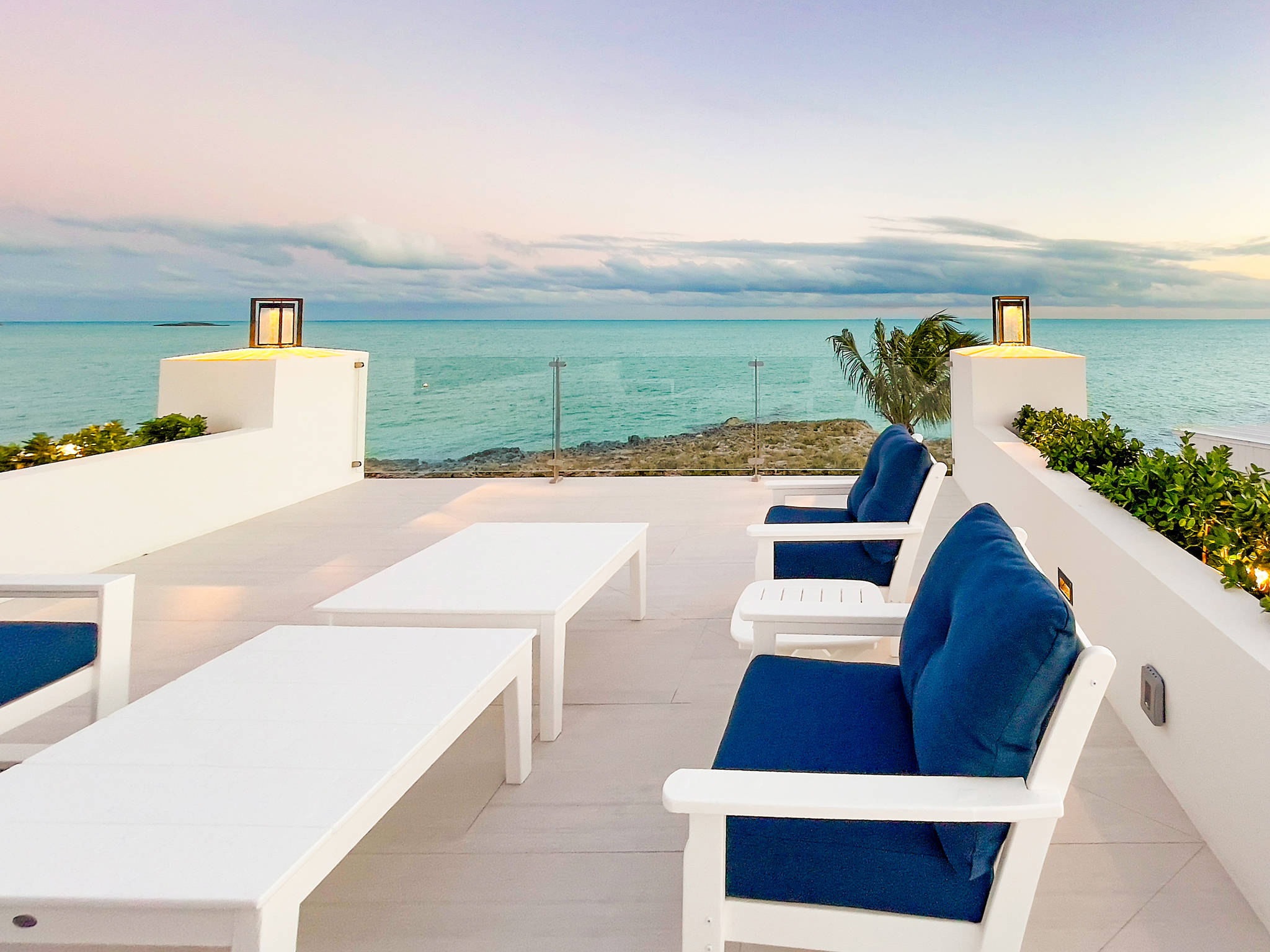 Luna Sea, Renovated Oceanfront Villa in Turtle Tail - Photo 43