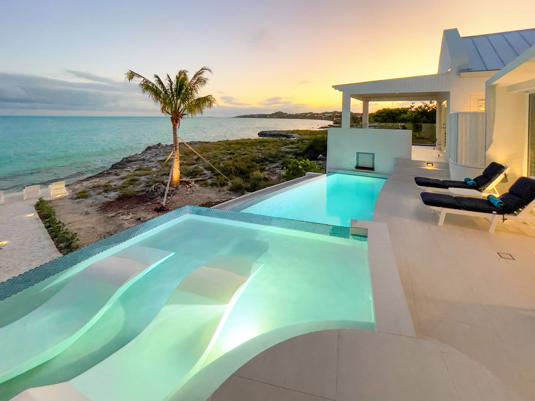 Luna Sea, Renovated Oceanfront Villa in Turtle Tail - Photo 44