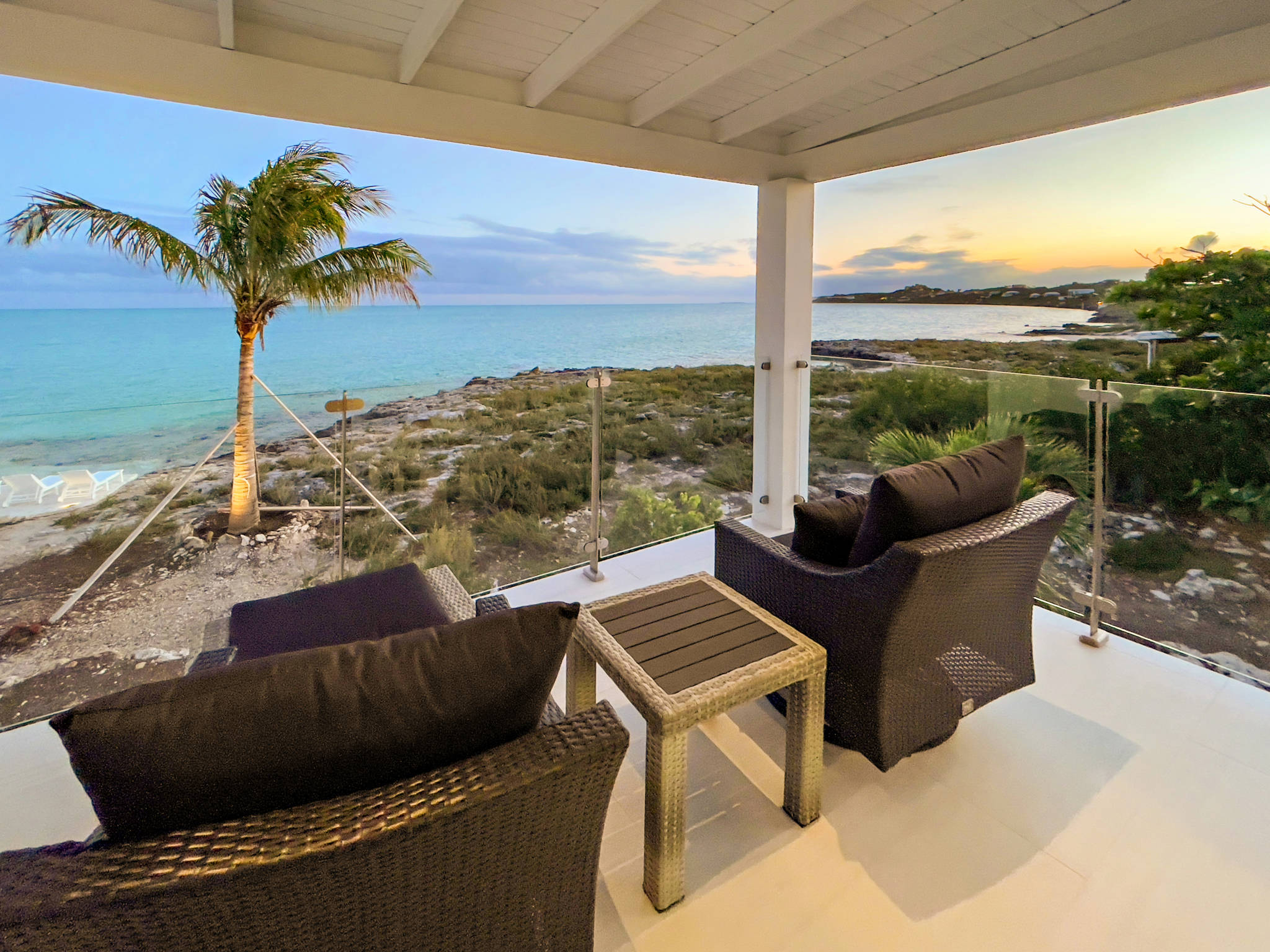 Luna Sea, Renovated Oceanfront Villa in Turtle Tail - Photo 45