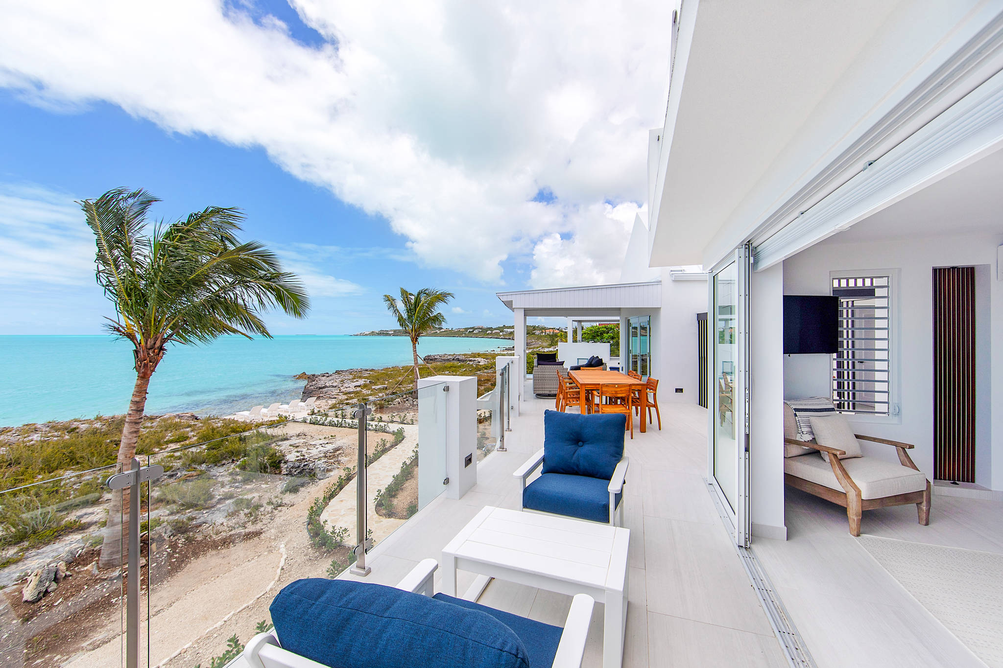 Luna Sea, Renovated Oceanfront Villa in Turtle Tail - Photo 59