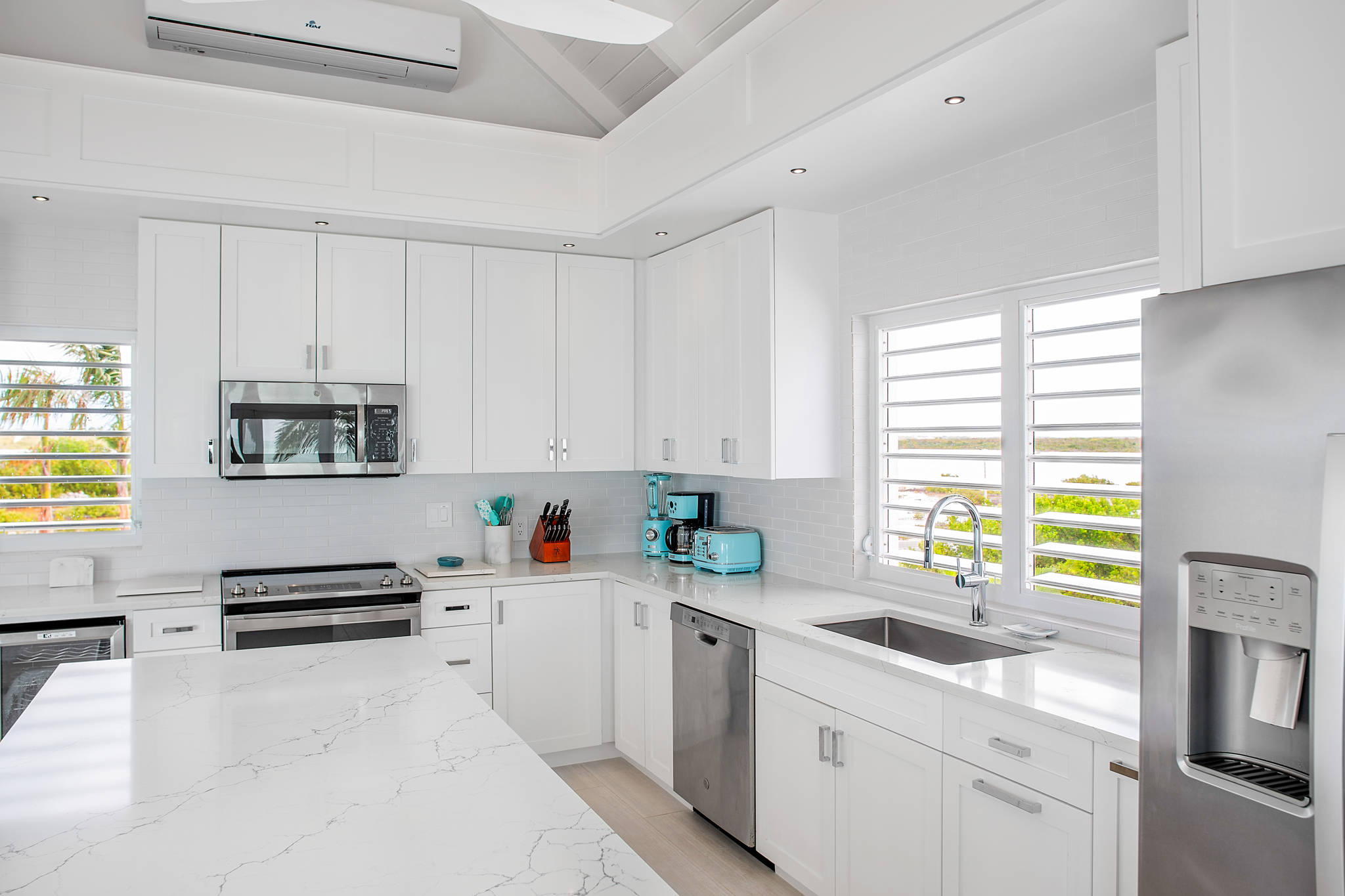 Luna Sea, Renovated Oceanfront Villa in Turtle Tail - Photo 6