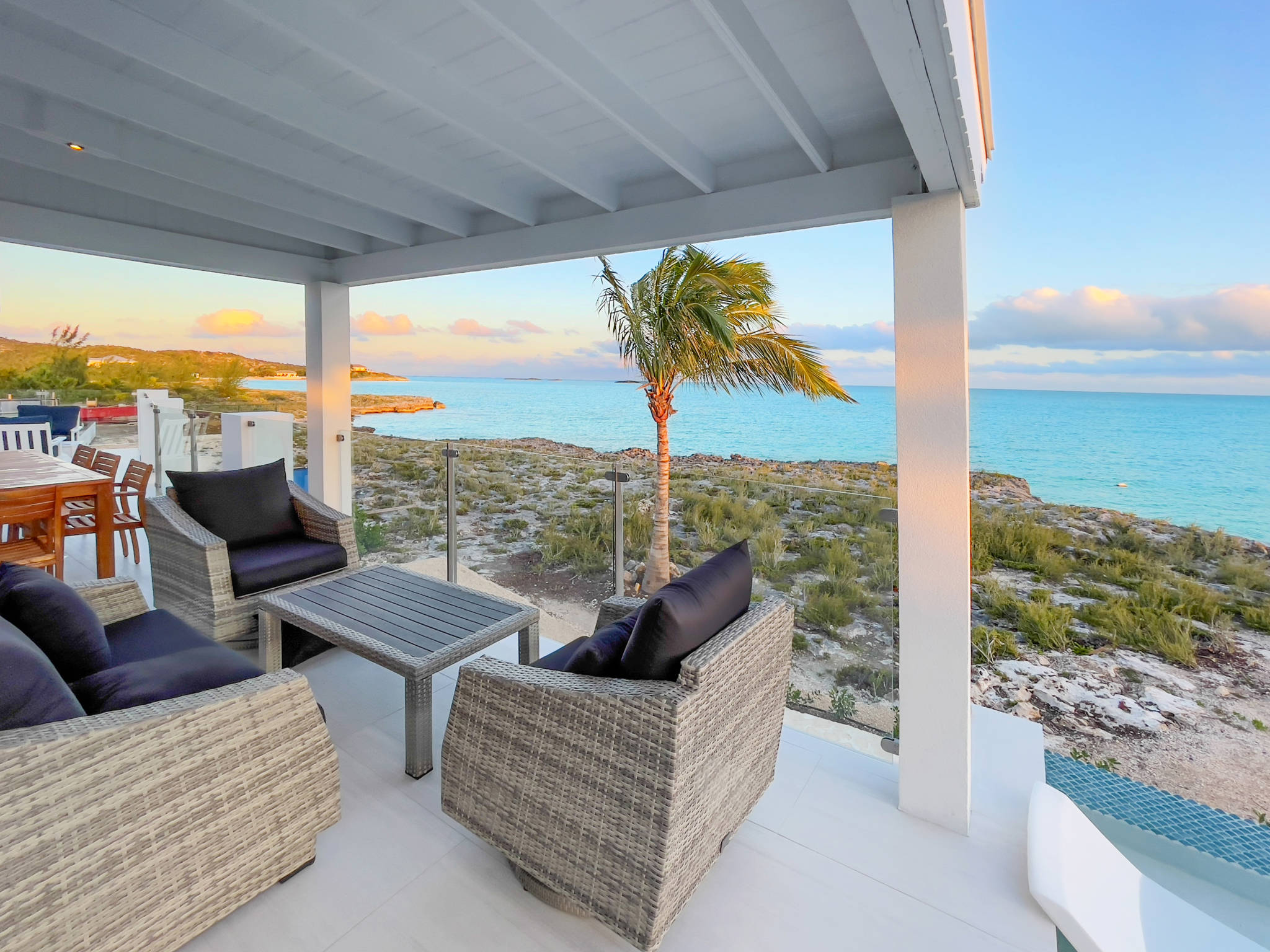 Luna Sea, Renovated Oceanfront Villa in Turtle Tail - Photo 60