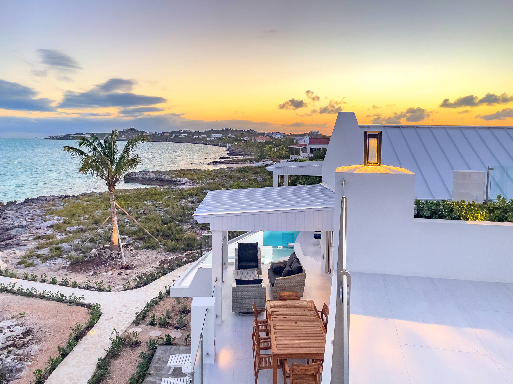 Luna Sea, Renovated Oceanfront Villa in Turtle Tail - Photo 61