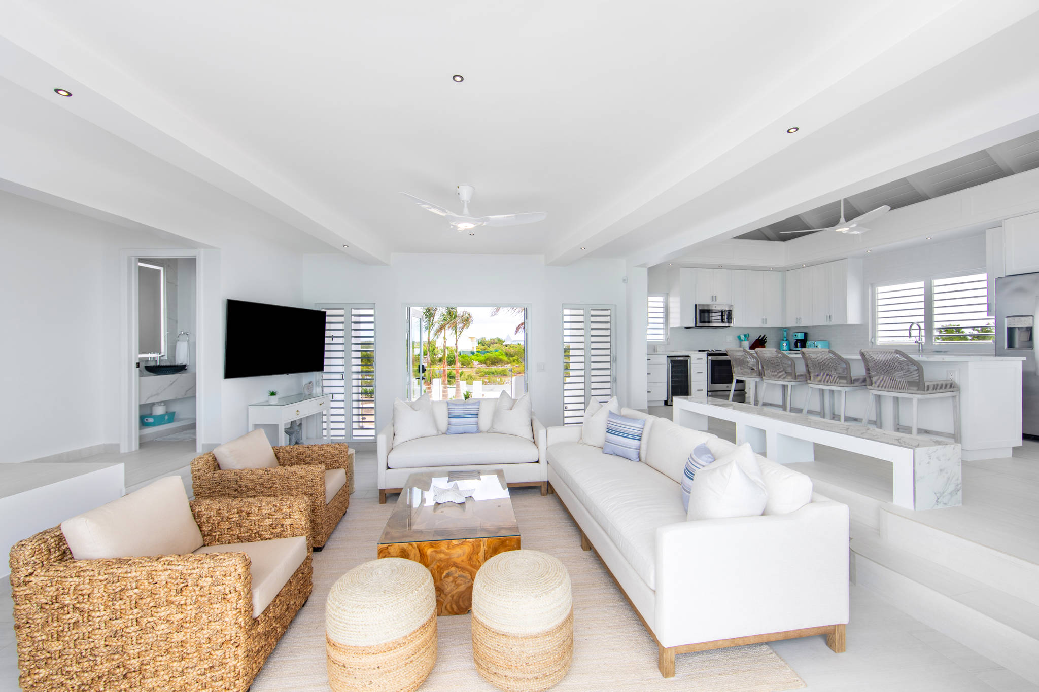 Luna Sea, Renovated Oceanfront Villa in Turtle Tail - Photo 7