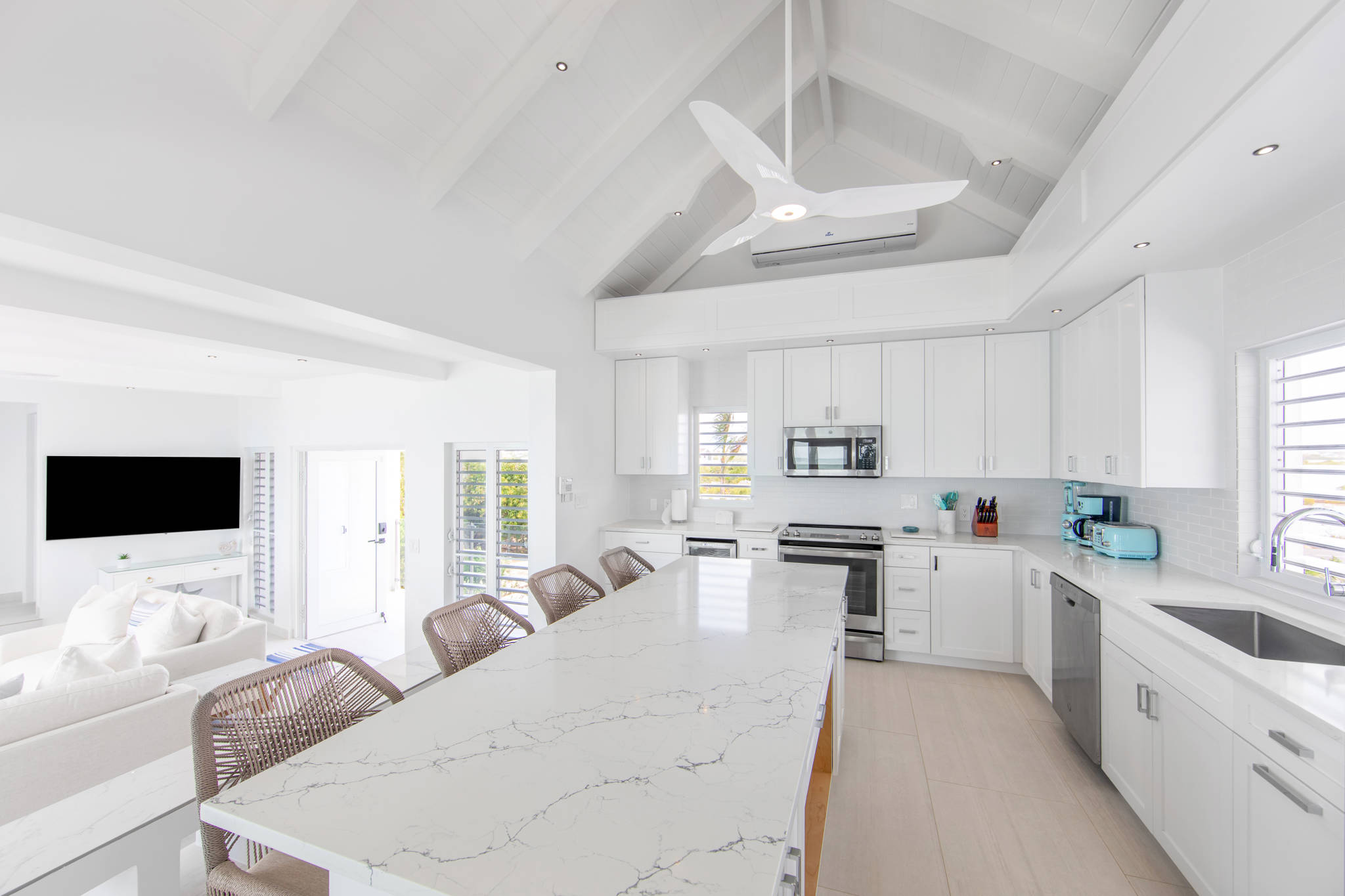 Luna Sea, Renovated Oceanfront Villa in Turtle Tail - Photo 8
