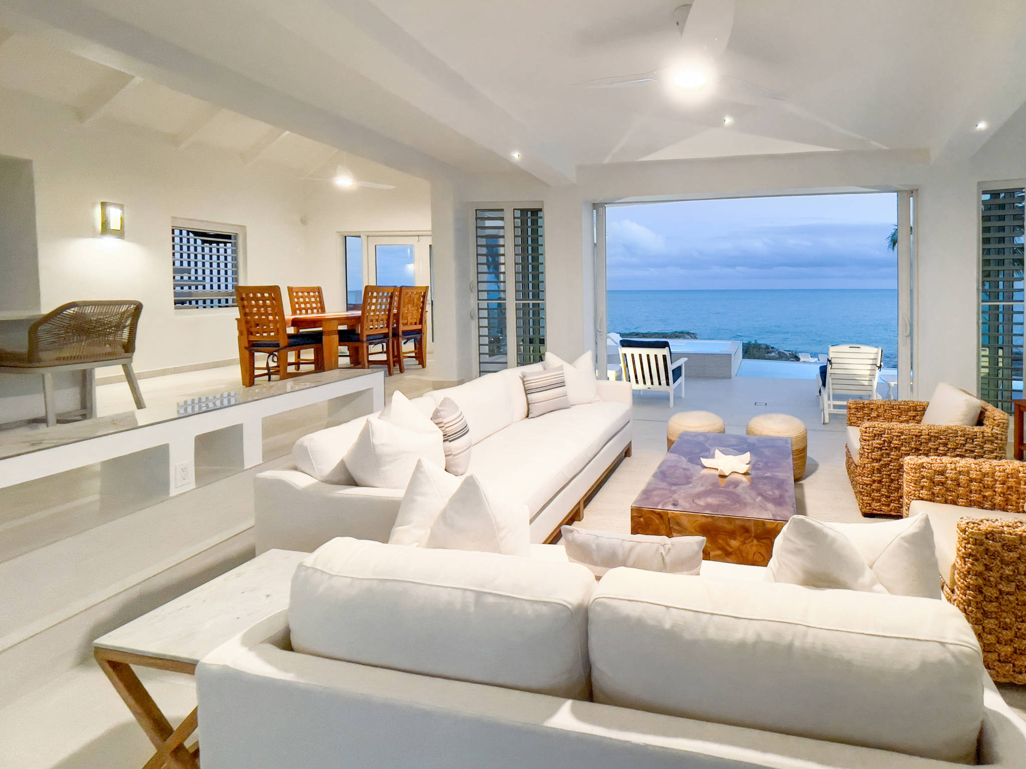 Luna Sea, Renovated Oceanfront Villa in Turtle Tail - Photo 9