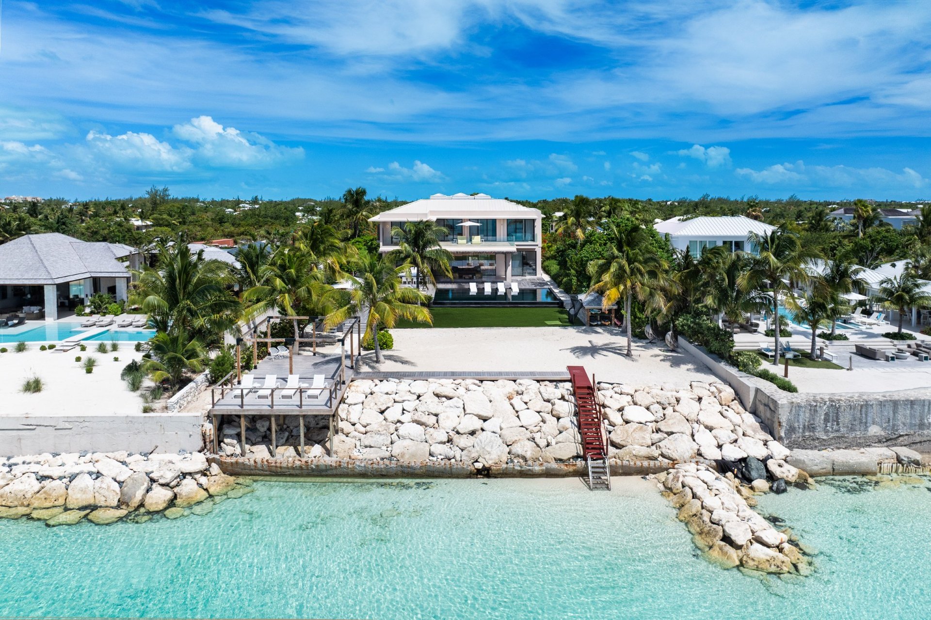 Villa Marahuyo, Grace Bay Beachfront Villa with Heated Pool and Butler Service