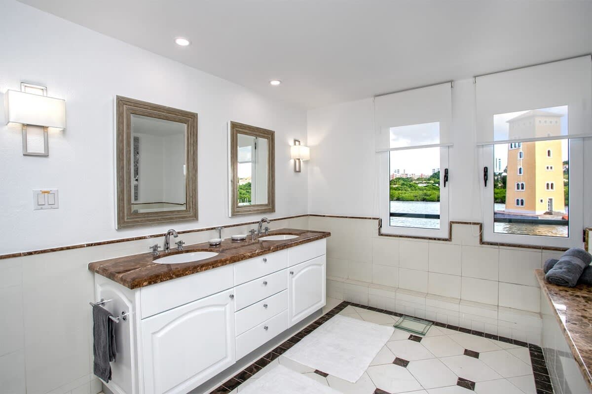 Marina 360, Top-Floor Waterfront Condo at Porto Cupecoy - Photo 24