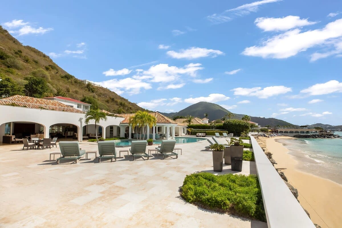 Petite Plage 4BR, Beachfront Grand Case Villa with Heated Pool and Five King Suites