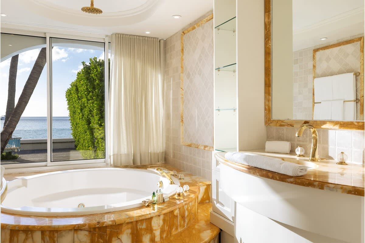 Petite Plage 4BR, Beachfront Grand Case Villa with Heated Pool and Five King Suites - Photo 21