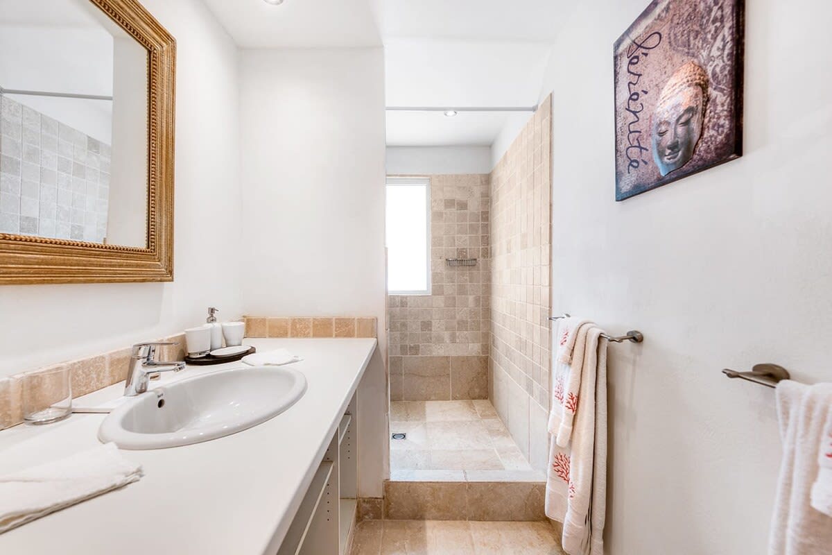 Petite Plage 4BR, Beachfront Grand Case Villa with Heated Pool and Five King Suites - Photo 36