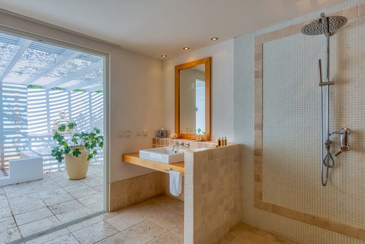 Villa Petite Plage 5, Grand Case Beachfront Estate with Six King Suites and Heated Pool - Photo 32