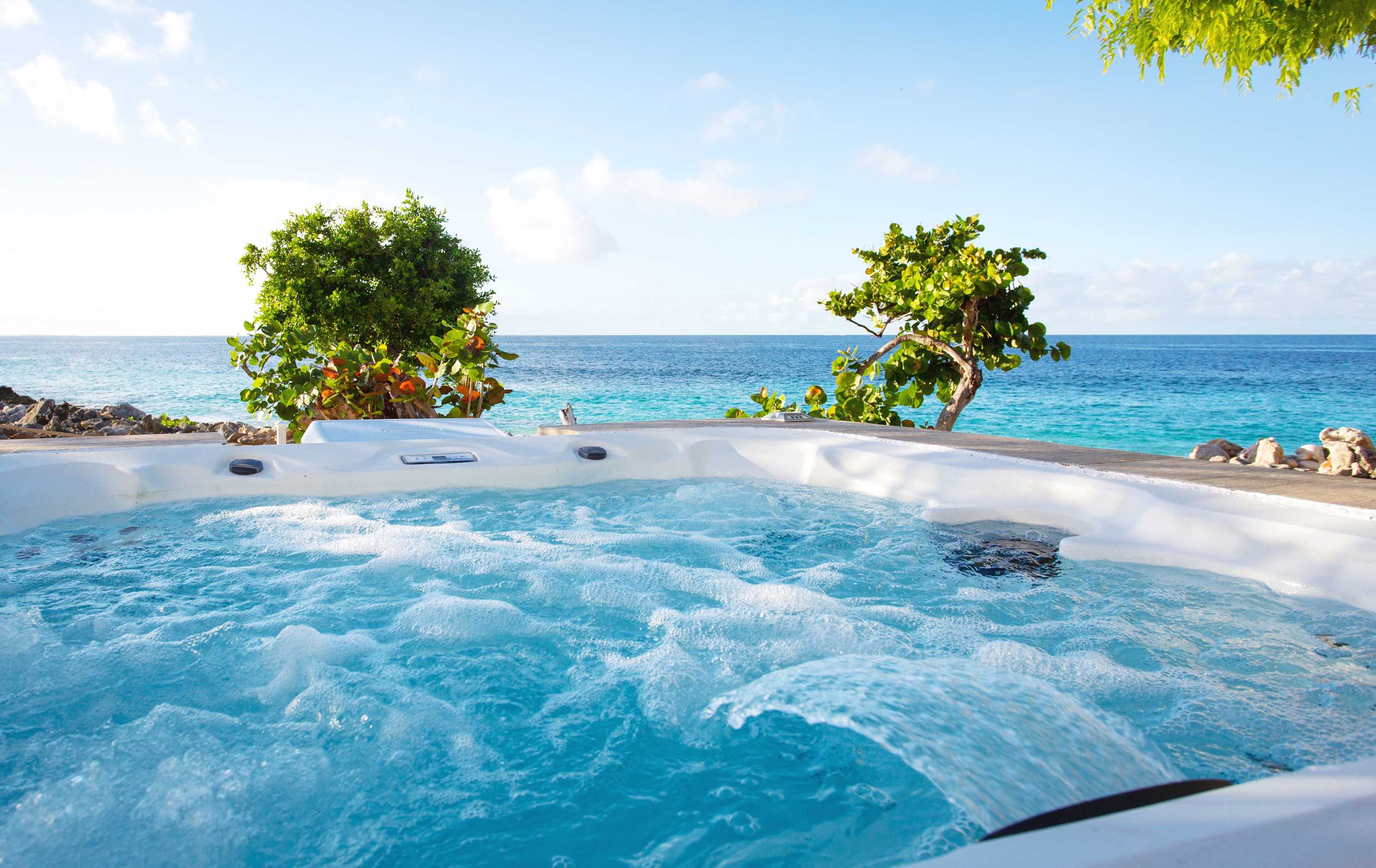 Seashell Beach House, Beachfront Limestone Bay Villa with Pool, Jacuzzi and Four King Suites - Photo 10