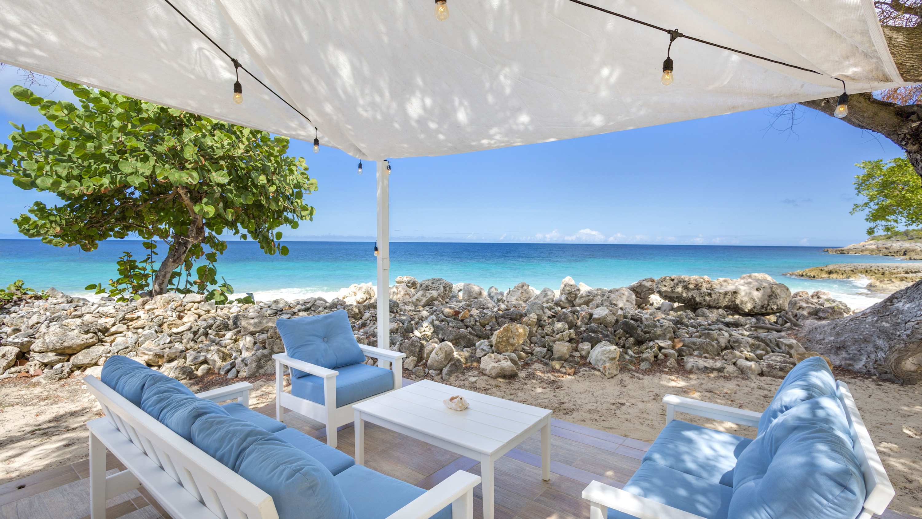 Seashell Beach House, Beachfront Limestone Bay Villa with Pool, Jacuzzi and Four King Suites - Photo 13