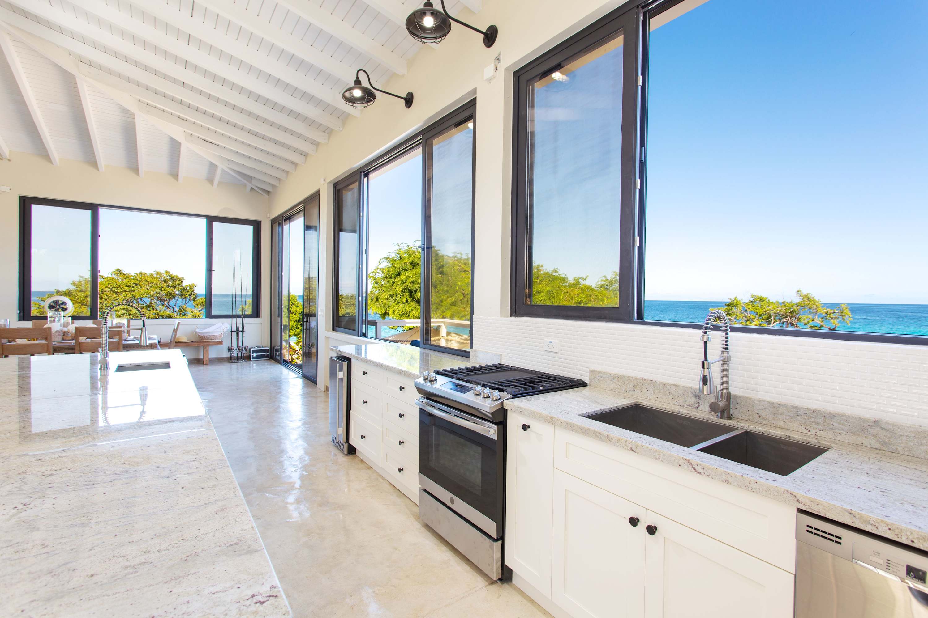 Seashell Beach House, Beachfront Limestone Bay Villa with Pool, Jacuzzi and Four King Suites - Photo 23