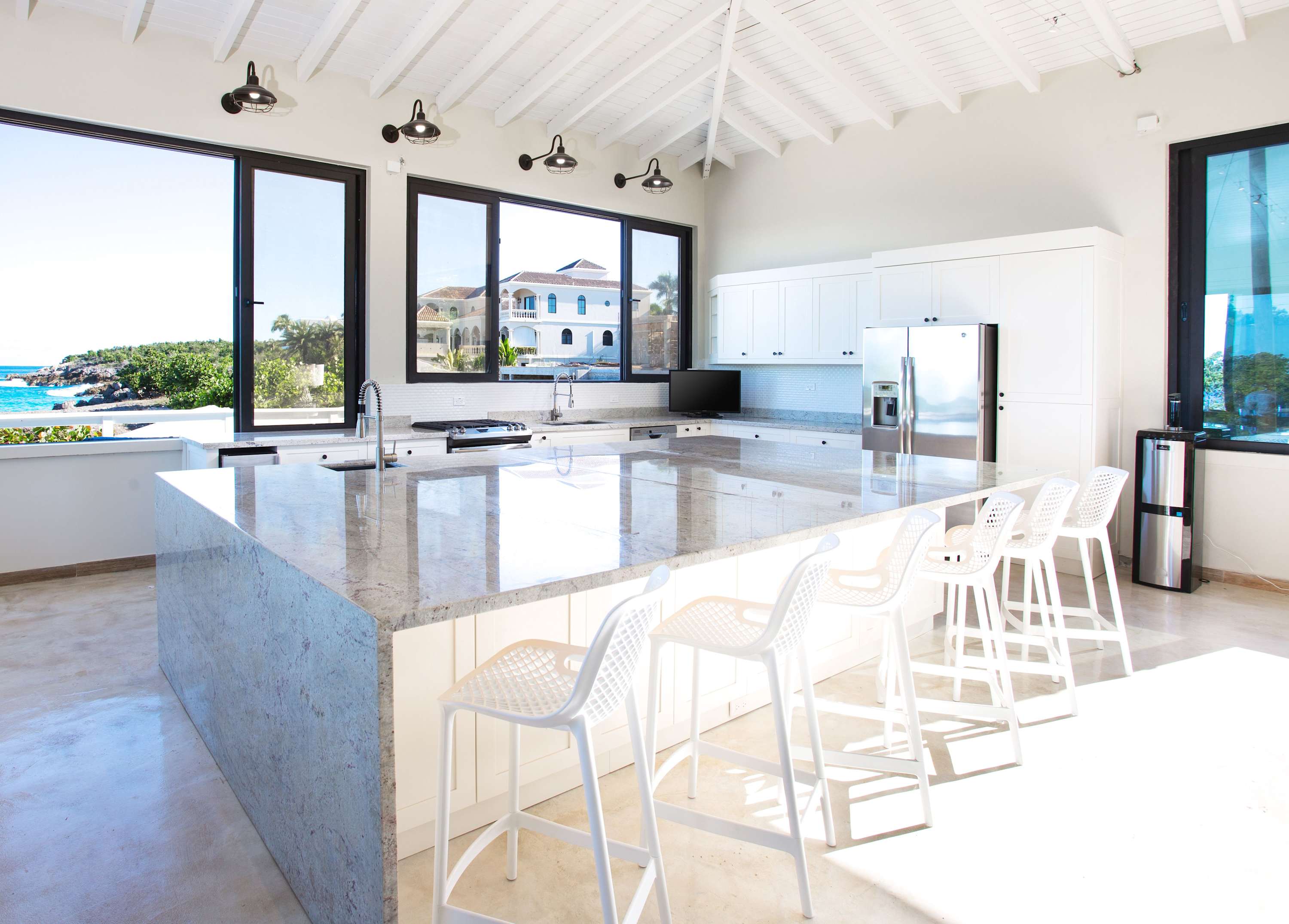Seashell Beach House, Beachfront Limestone Bay Villa with Pool, Jacuzzi and Four King Suites - Photo 24