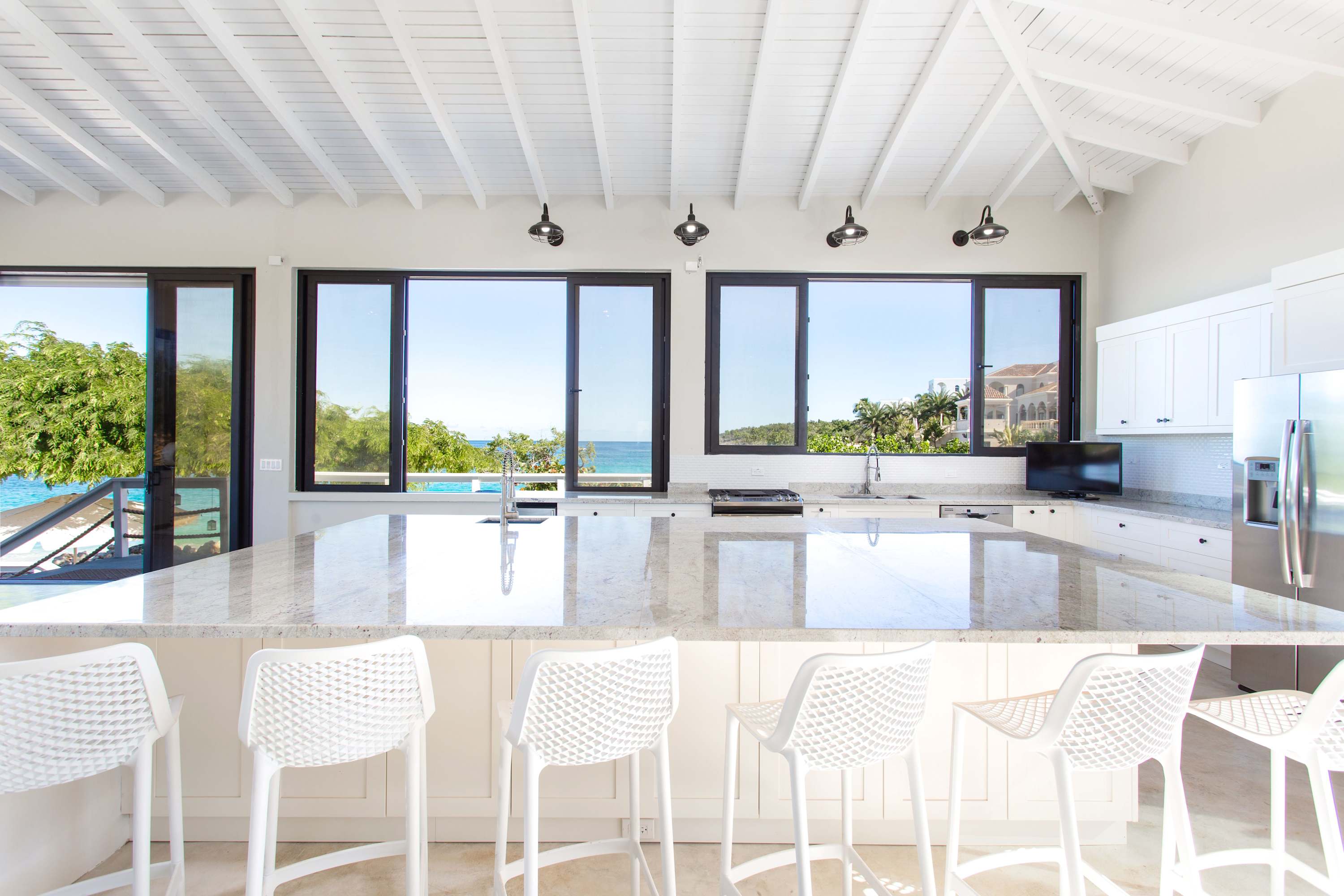 Seashell Beach House, Beachfront Limestone Bay Villa with Pool, Jacuzzi and Four King Suites - Photo 25